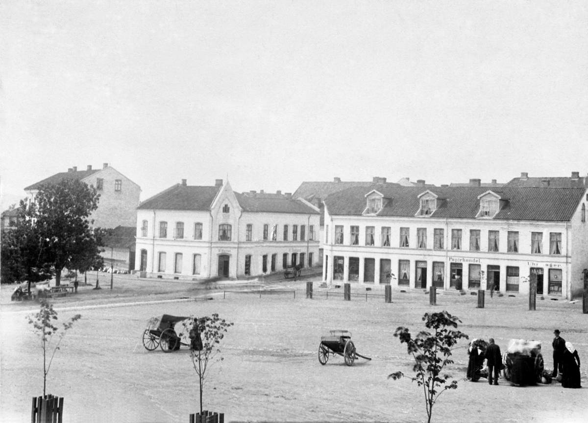 Anno Domkirkeodden, STORTORGET I HAMAR. F. V. LILLE STRANDGT. 3, M. MURSTAD SIN GÅRD, TORGHANDLERE, FRA HØYRE URMAKER - PAPIRHANDEL I STORHAMARGATA, SELGERE PÅ STORTORGET. BILDET ER DELT I 2.