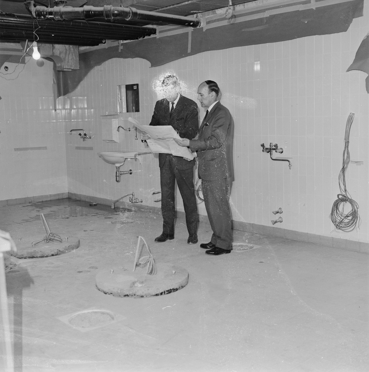 Uppsala-Bild, Akademiska sjukhuset, män som tittar på ritning, Uppsala, mars 1966
