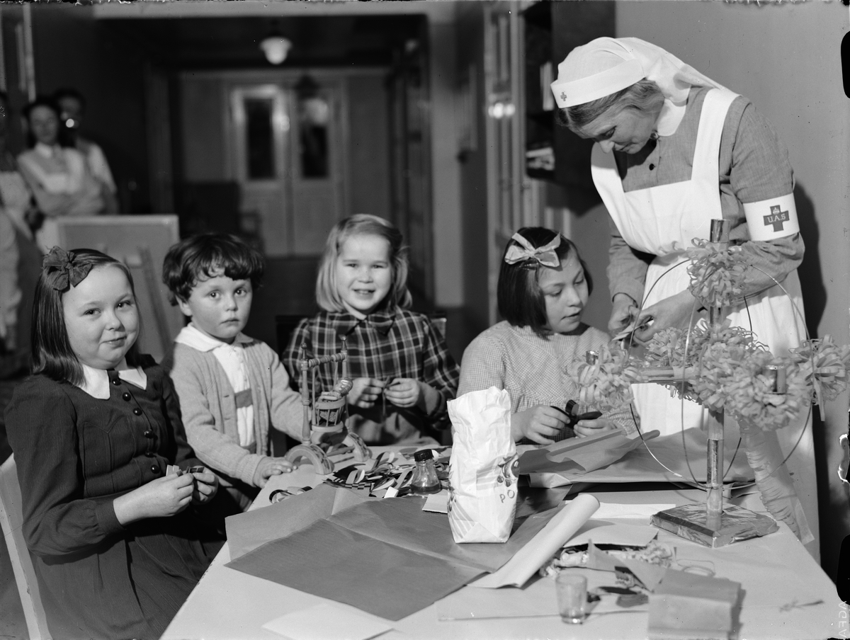 Paul Sandberg, “Sister Marking” shows how to make Christmas tree ornaments in the Finnish refugee children’s department at the Academic Hospital