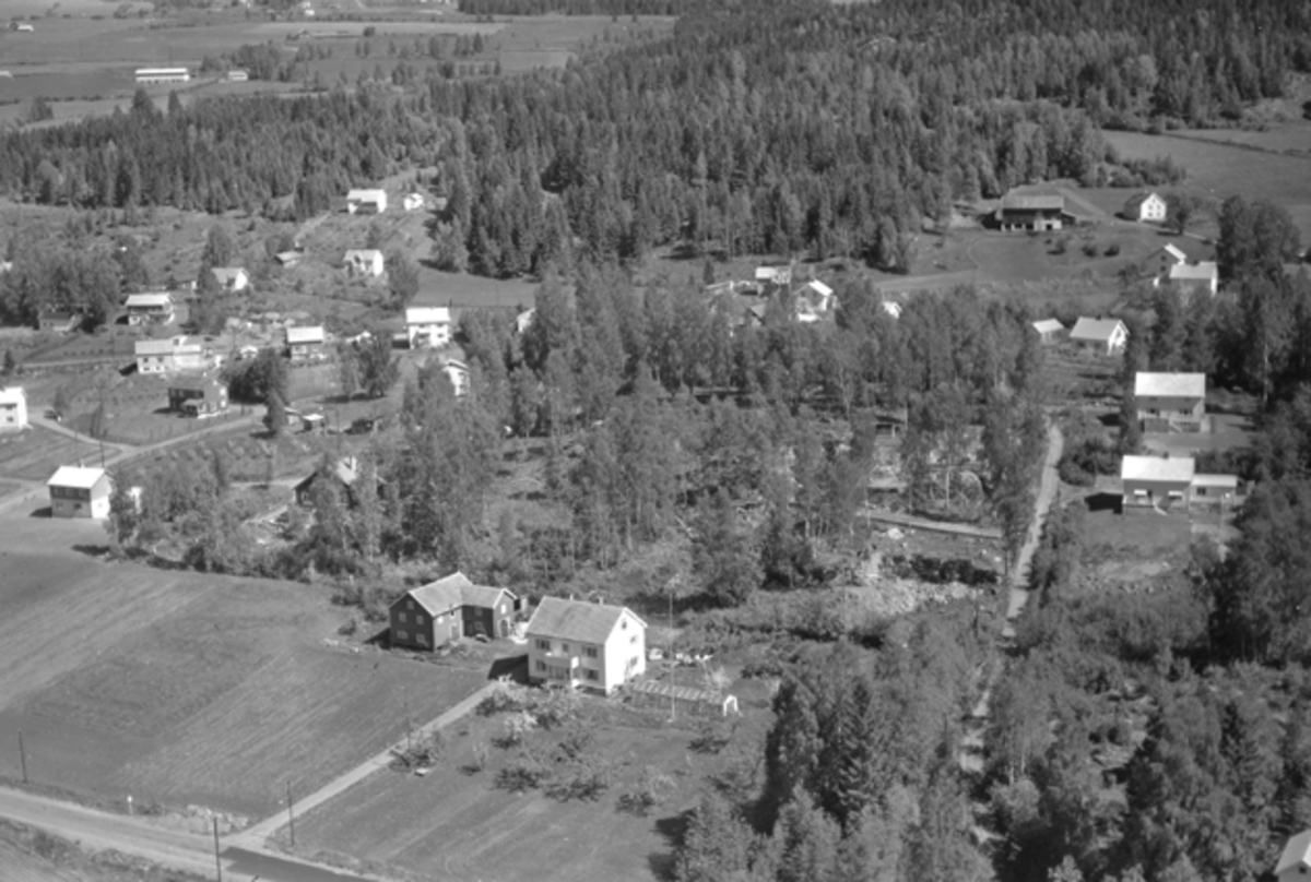 Widerøes Flyveselskap A/S, Flyfoto av Moelv, Ringsaker. Storgata sør for Kilde skole, Torgenrud og Dehlienga. Lotterud øverst til høyre.