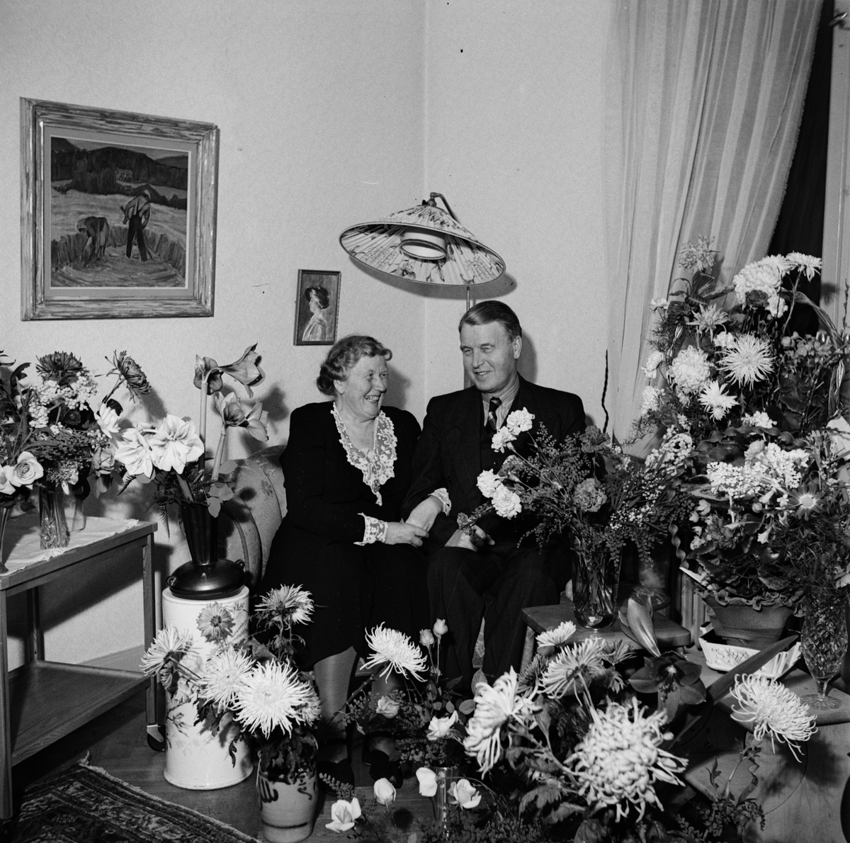 Uppsala-Bild, Hummer i sitt hem omgiven av blommor, Uppsala 1946