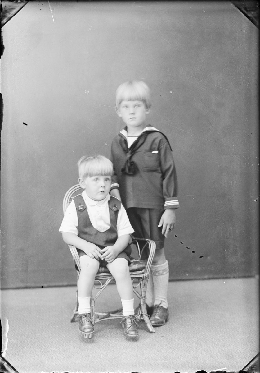 Skötsner-Edhlund, Ateljéporträtt - två pojkar, Östhammar, Uppland