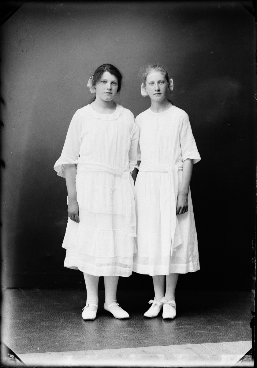 Skötsner-Edhlund, Ateljé Portrait - Daughters of Tegel Master Henning Johansson from Gimo, Uppland 1924
