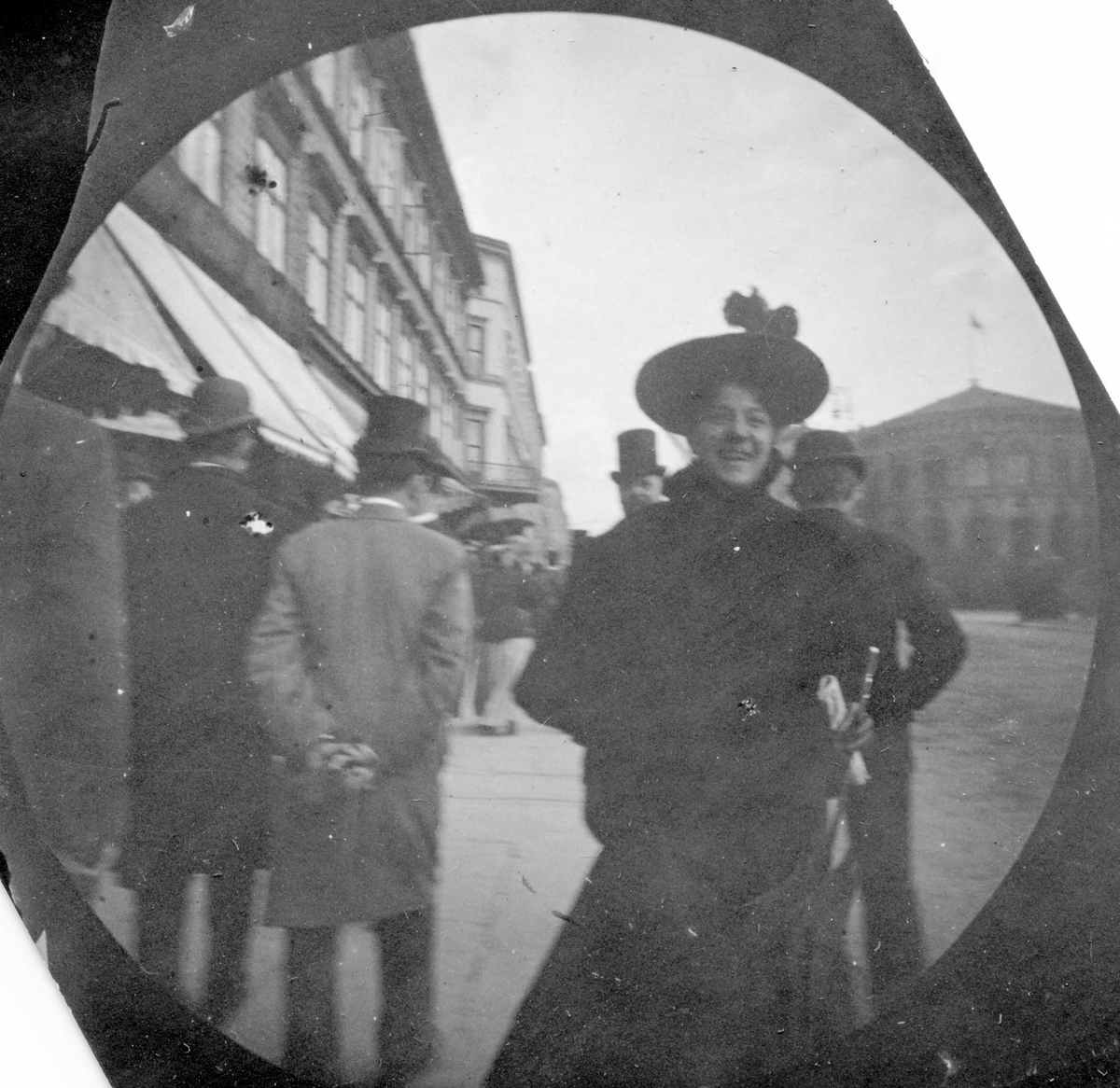 Fredrik Carl Mülertz Størmer, Frk. Astrid Lous spaserer langs Karl Johan, Oslo med ryggen til Stortinget.