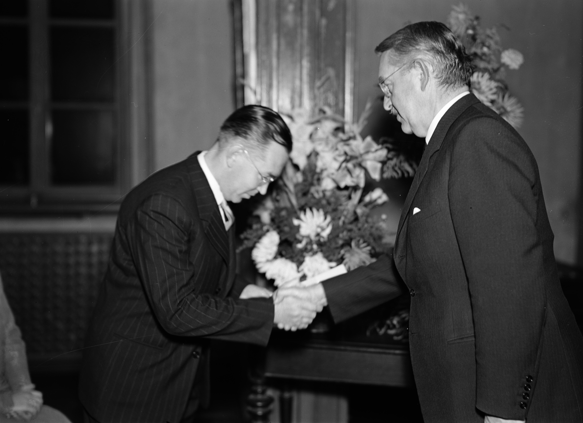 Paul Sandberg, Landshövding Hilding Kjellman skakar hand med manlig medaljör, Uppsala september 1944