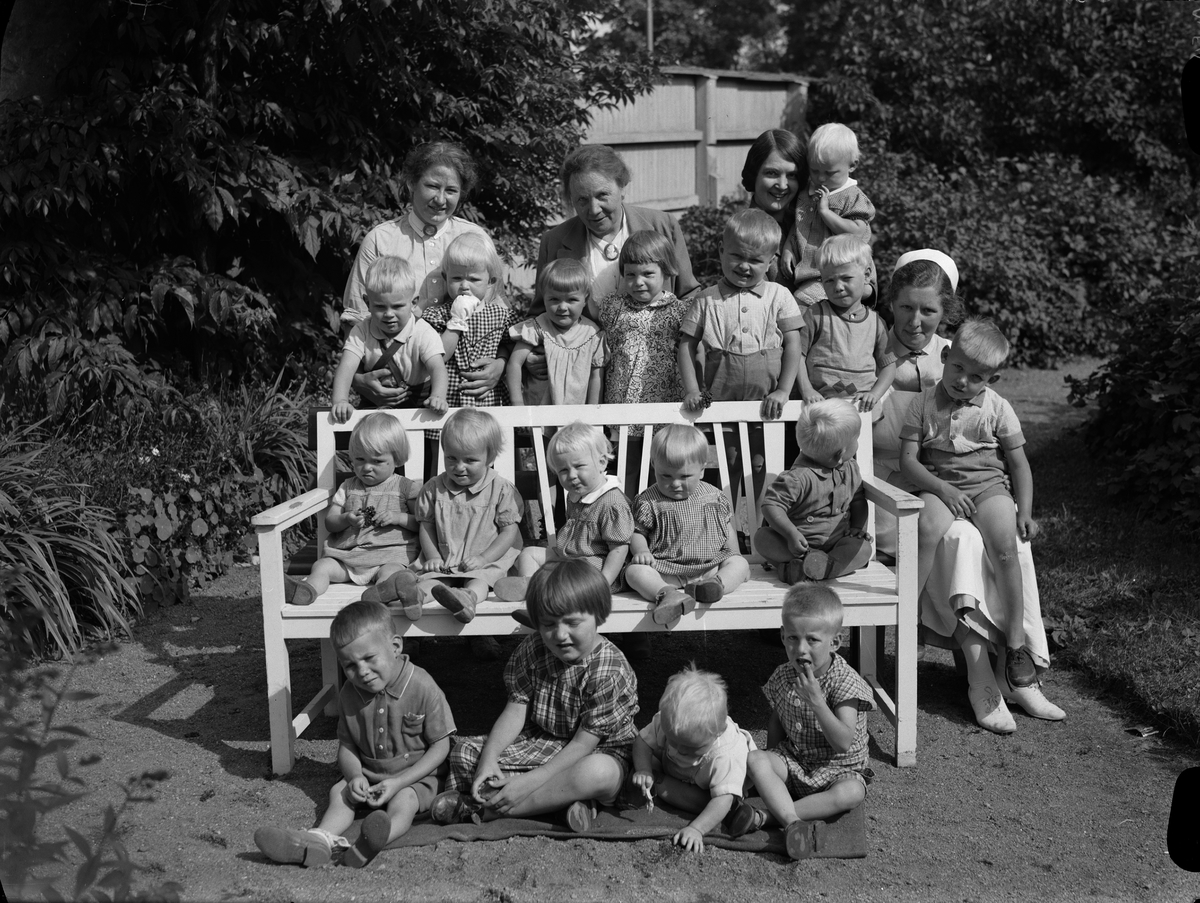 Paul Sandberg, Children and caregivers, probably in a day care center in Uppsala, August 1942
