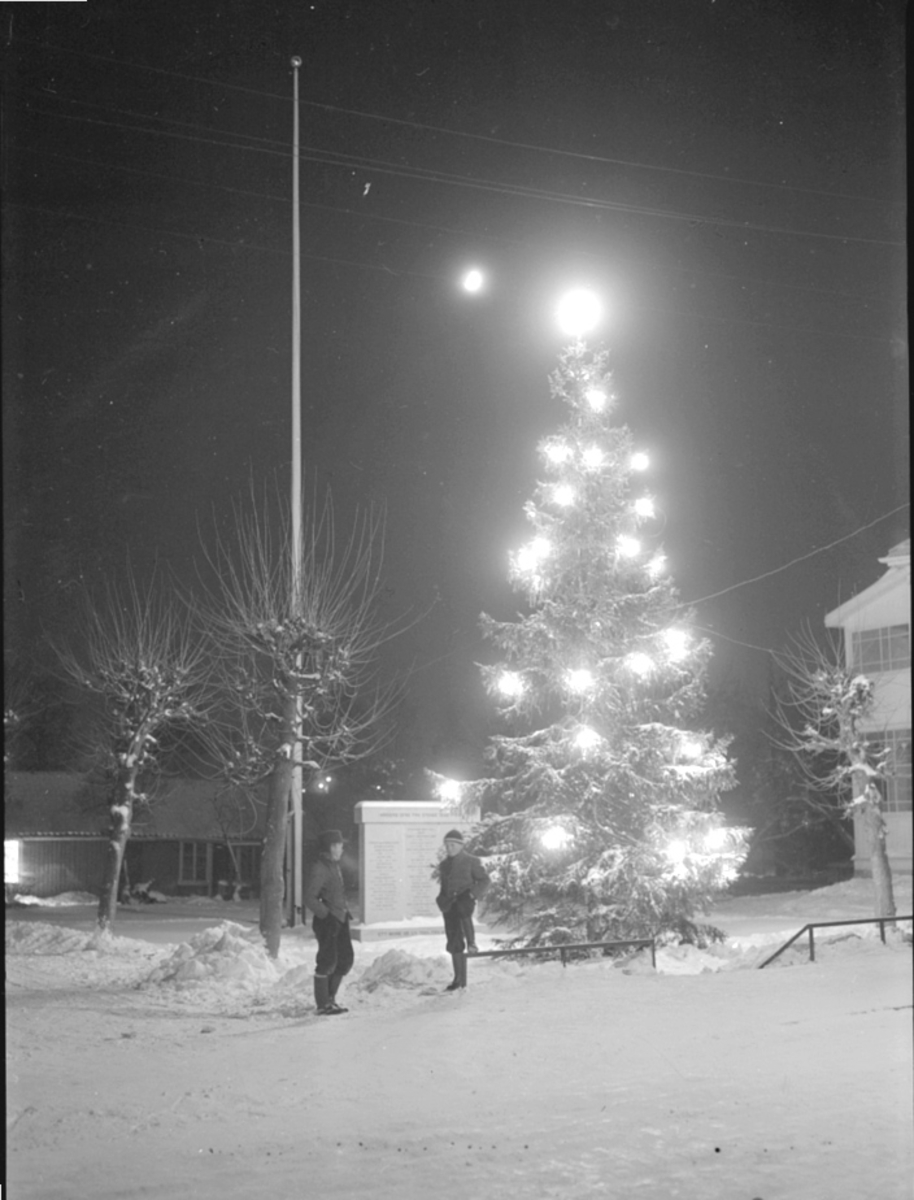 Anno Domkirkeodden, JULETRE PYNTET MED LYS, JULEGRAN, NATT