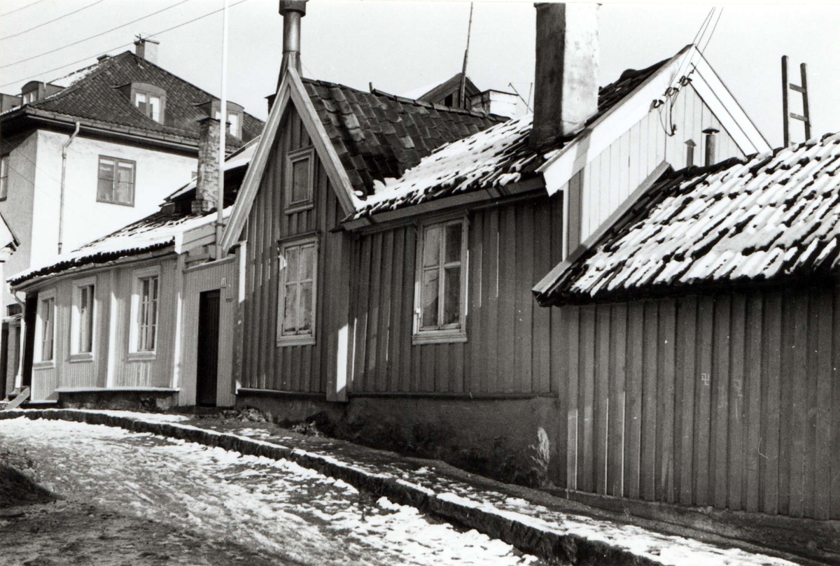 Anders Beer Wilse, Johannesgate 12-14, Enerhaugen, Oslo 1935. Gatebilde med trehus.