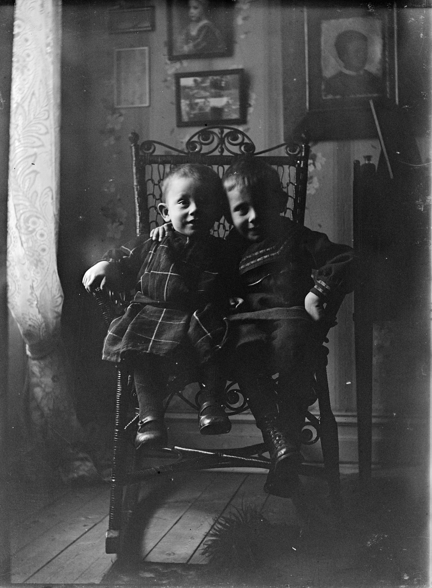 Okänd,, Alf och Roland Liljefors gungar i gungstol i hemmet, möjligen i Göteborg 1906-1907