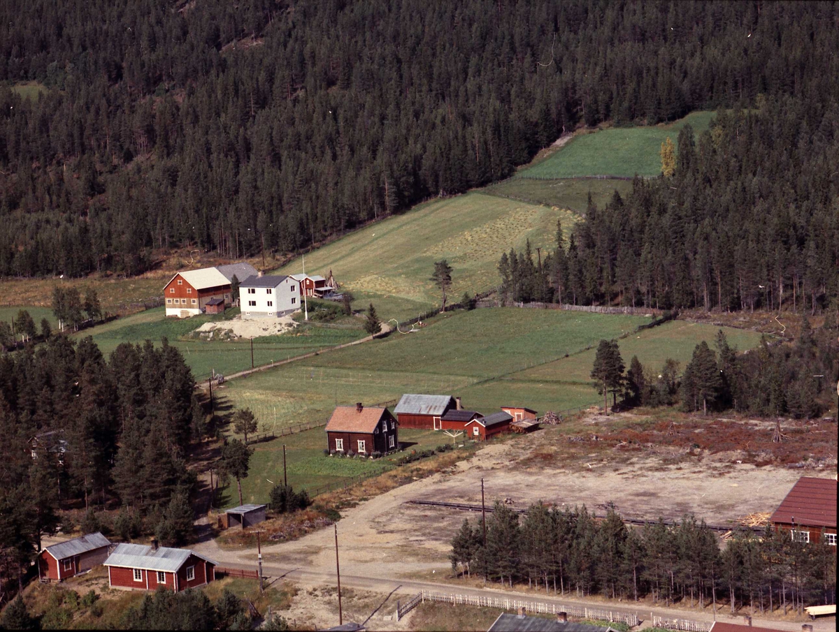 Widerøes Flyveselskap A/S, Gårdsbruk, gårdsplass.