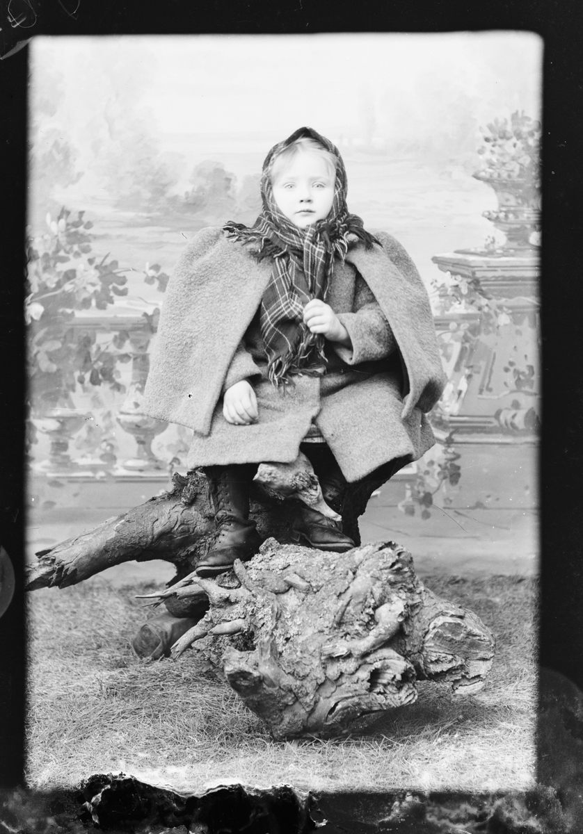 Skötsner-Edhlund, Ateljéporträtt - flicka i ytterkläder, Östhammar, Uppland