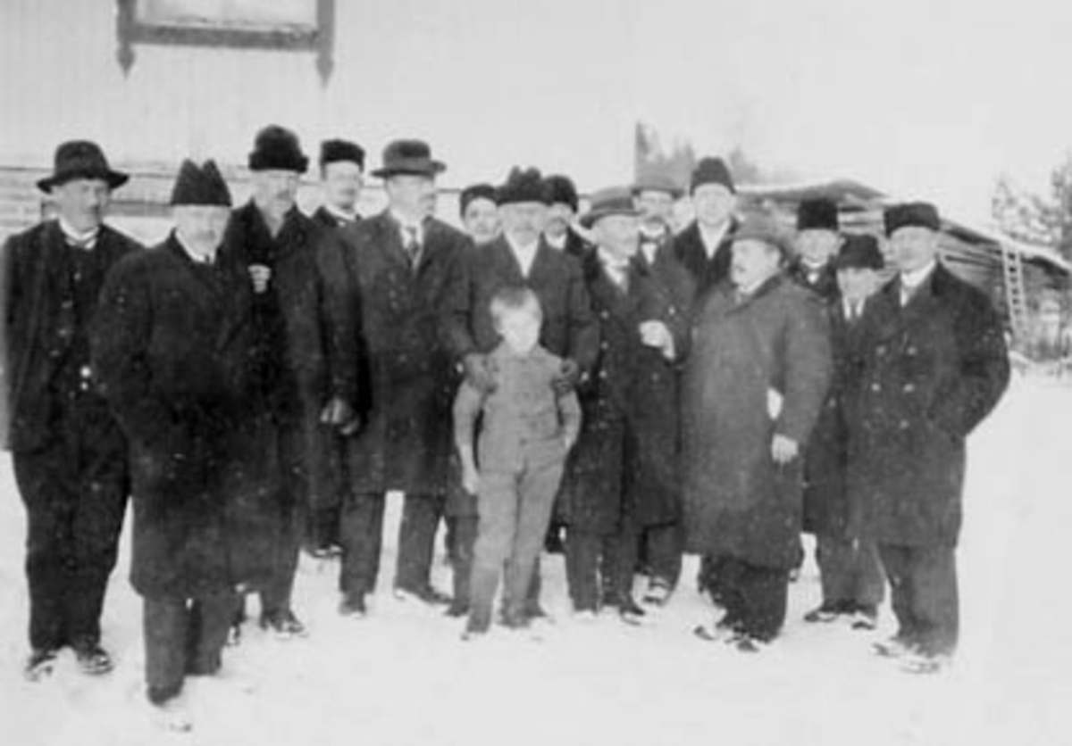 Anno Domkirkeodden, GRUPPE: 16 MENN, TAKSTKOMISJON FØR UTBYGGINGEN AV VIKSDAMMEN, ANTAGELIG KOMMUNESTYRET, TANGEN, NR. 1 FRA VENSTRE: PER SLETVOLD, NR. 4: HANS SØRHOLEN