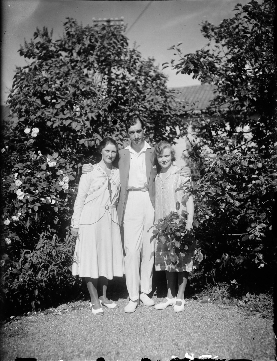 Skötsner-Edhlund, Sara, Josef and Tyra Edhlund at fruit trees in the garden, Östhammar, Uppland