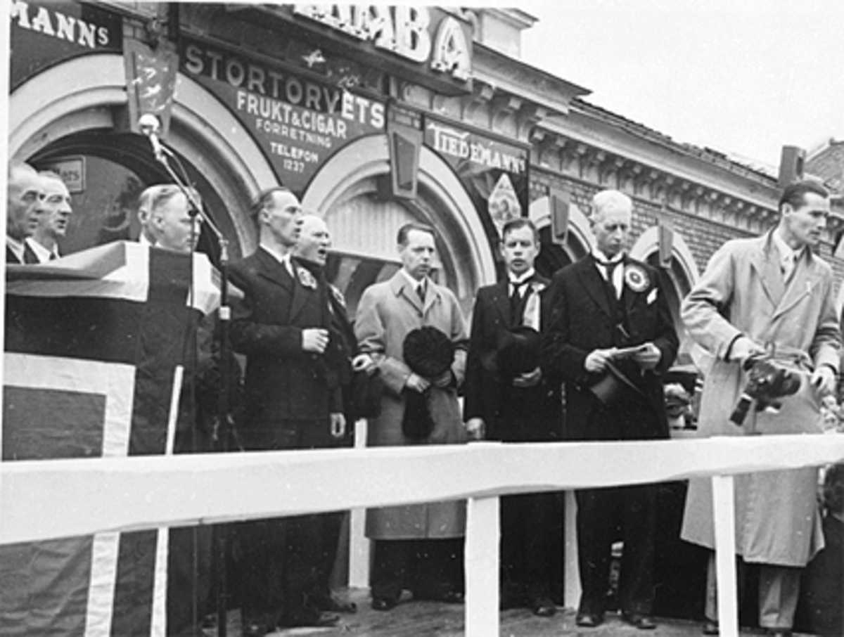Anno Domkirkeodden, 17 MAI, TALESTOL VED BASARBYGNINGEN MED ADV. KNUDSEN, L. BURUL (Leif Burull), RASCH HALVORSEN, FOTOGRAF ARNE NORMANN