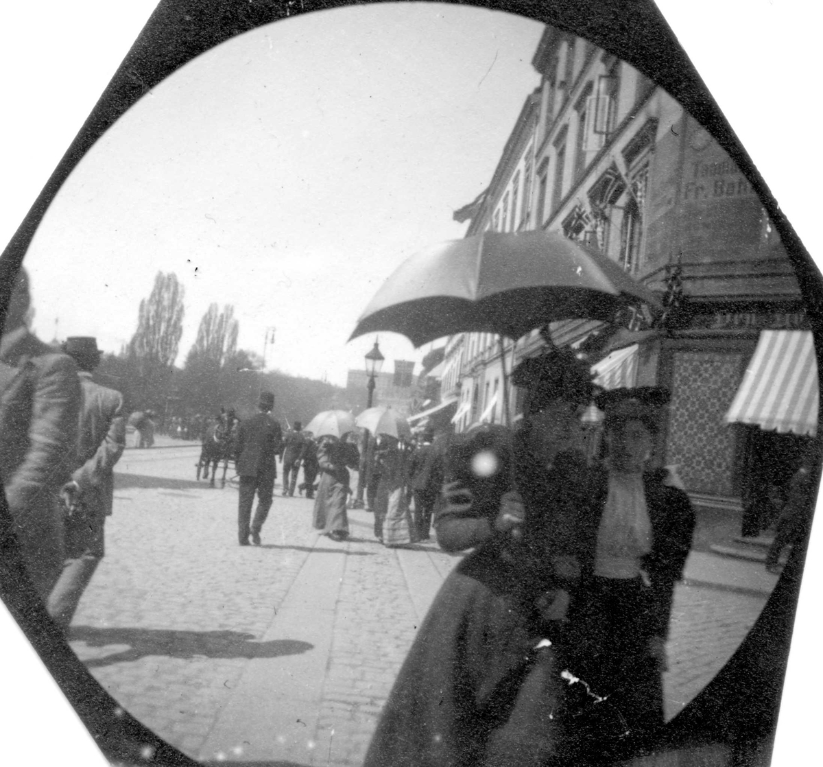 Fredrik Carl Mülertz Størmer, Mennesker spaserer langs Karl Johans gate, Oslo.