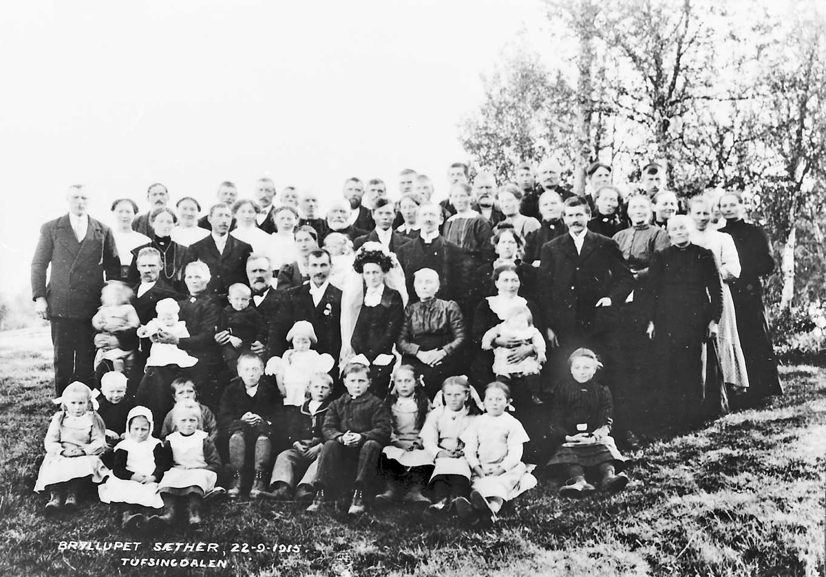 Peder J. Bredalslien, Gruppebilde. Bryllup. Sæther, Tufsingdalen