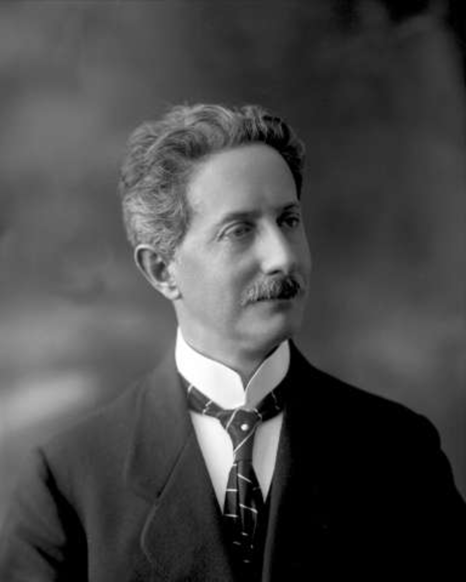 Gustav Borgen, Portrett, mann i mørk dress. Kontorsjef Gram.