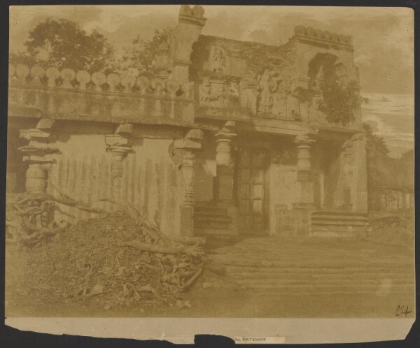 Capt. Linnaeus Tripe, Belloor - Temple of Vishnu, Gateway