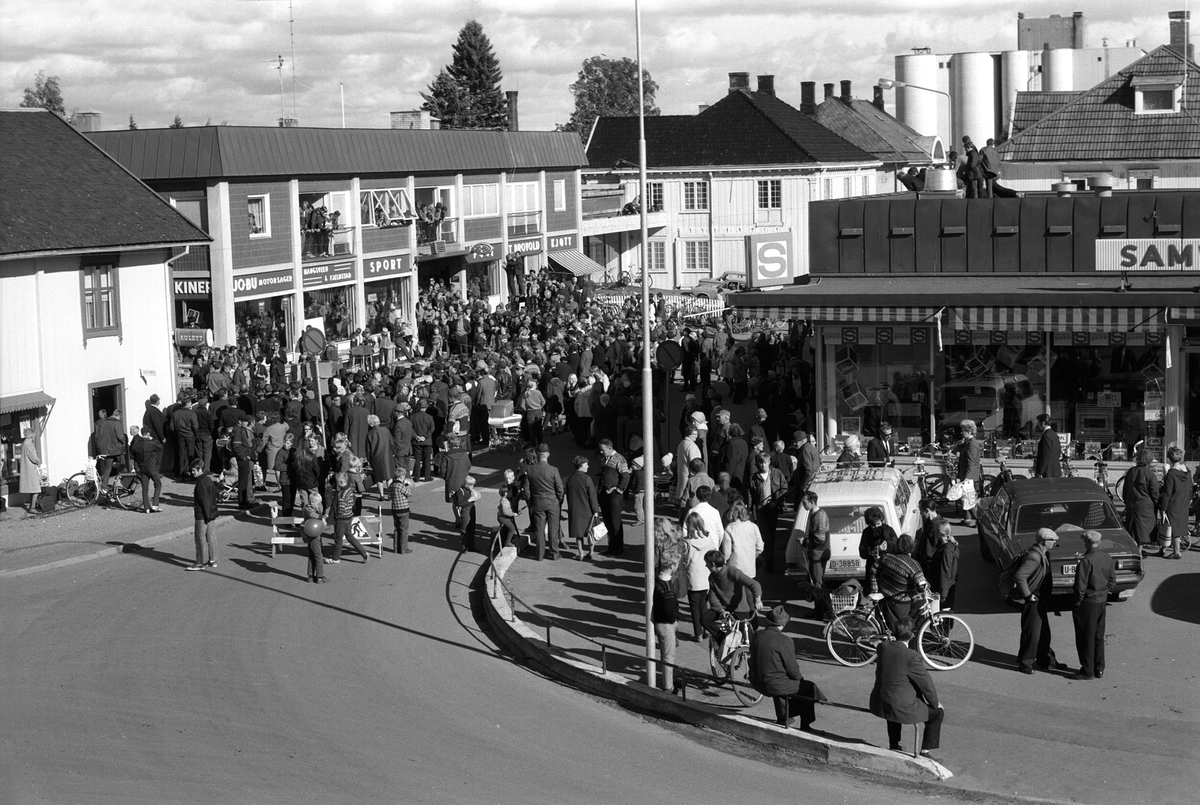 Anno Domkirkeodden, FOLKELIV I STORGATA FRA SAMVIRKELAGET, MYE FOLK, DE FØRSTE STANGEDAGENE, STANGEBYEN