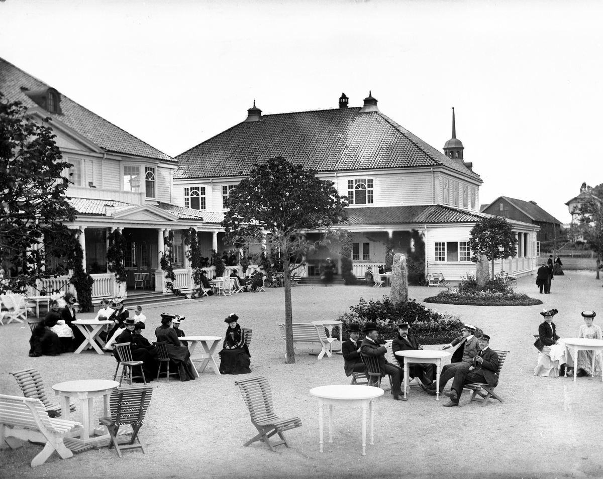 Anders Beer Wilse, Prot: Sandefjord - Societetsbygningen når Musikken spiller, 22. Juli 1903
