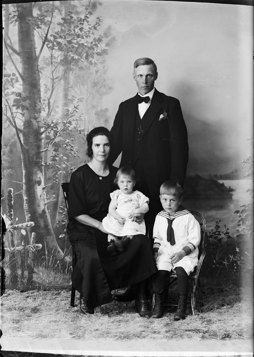 Skötsner-Edhlund, Ateljé portrait - Fahlström family from Norrskedika, Börstil parish, Uppland 1921