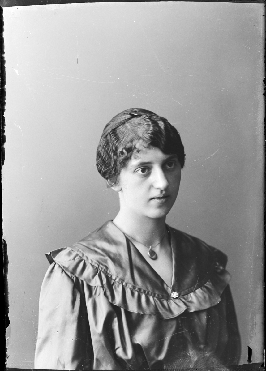 Skötsner-Edhlund, Ateljé Portrait - Woman, Östhammar, Uppland