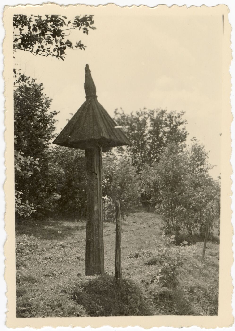 Unknown artist, Stogastulpis prie Žemaičių Kalvarijos–Platelių vieškelio