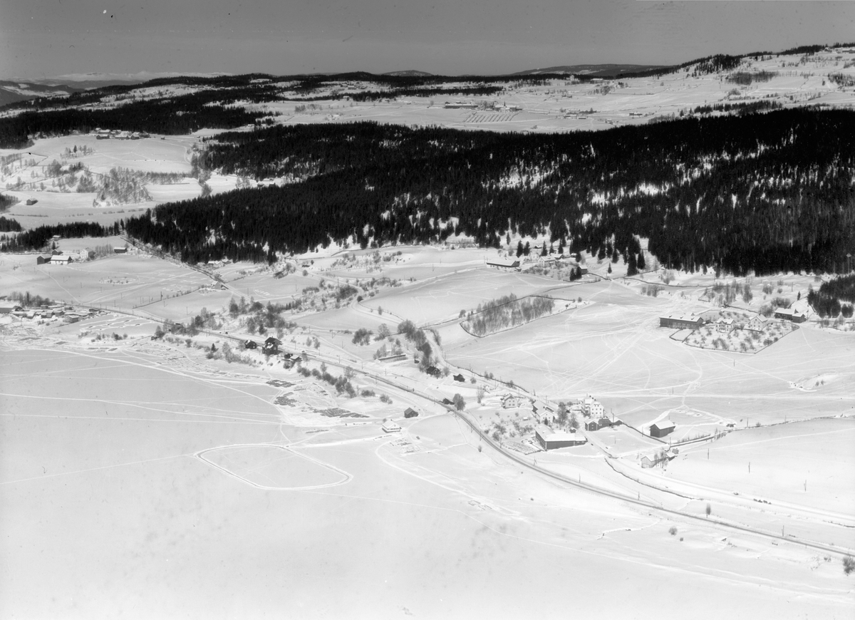Widerøes Flyveselskap A/S, Flyfot av Brøttum, Ringsaker. Oversikt fra stor høyde, området ved Brøttum stasjon. Vinter.