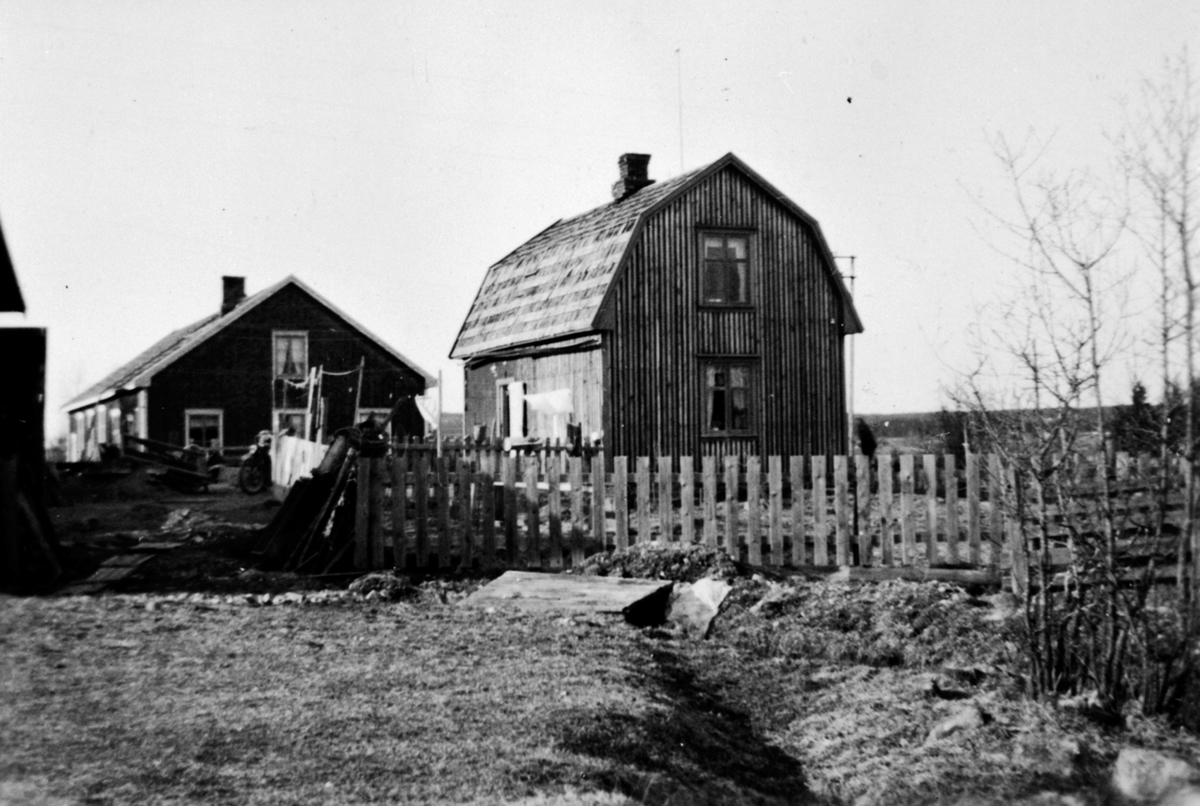 Anno Domkirkeodden, Eksteriør, Torshaug, bak er forsamlingslokalet, Brumundheim, Veldre, Ringsaker.