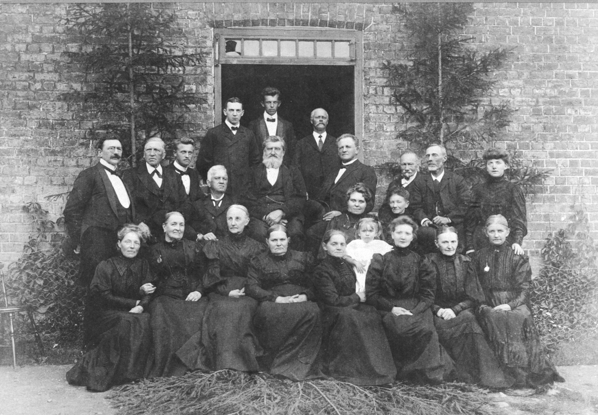 Anno Domkirkeodden, Stor gruppe av familie Gjestvang samlet foran hovedbygningen på Kise mellom, Nes, Hedmark ved begravelsen etter Marie Gjestvang f. Heramb (1853-1907) .