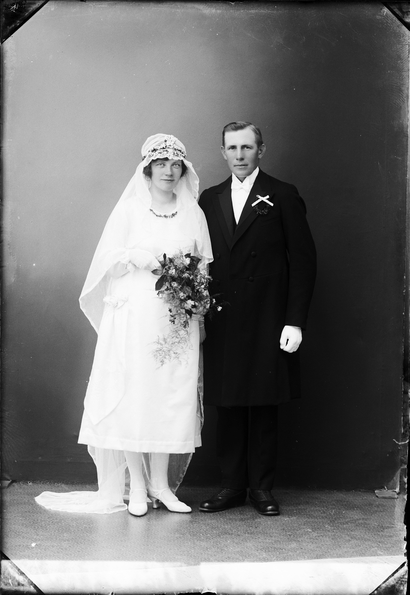 Skötsner-Edhlund, Brudparet Söderström från Vigelsbo, Valö socken, Uppland 1926