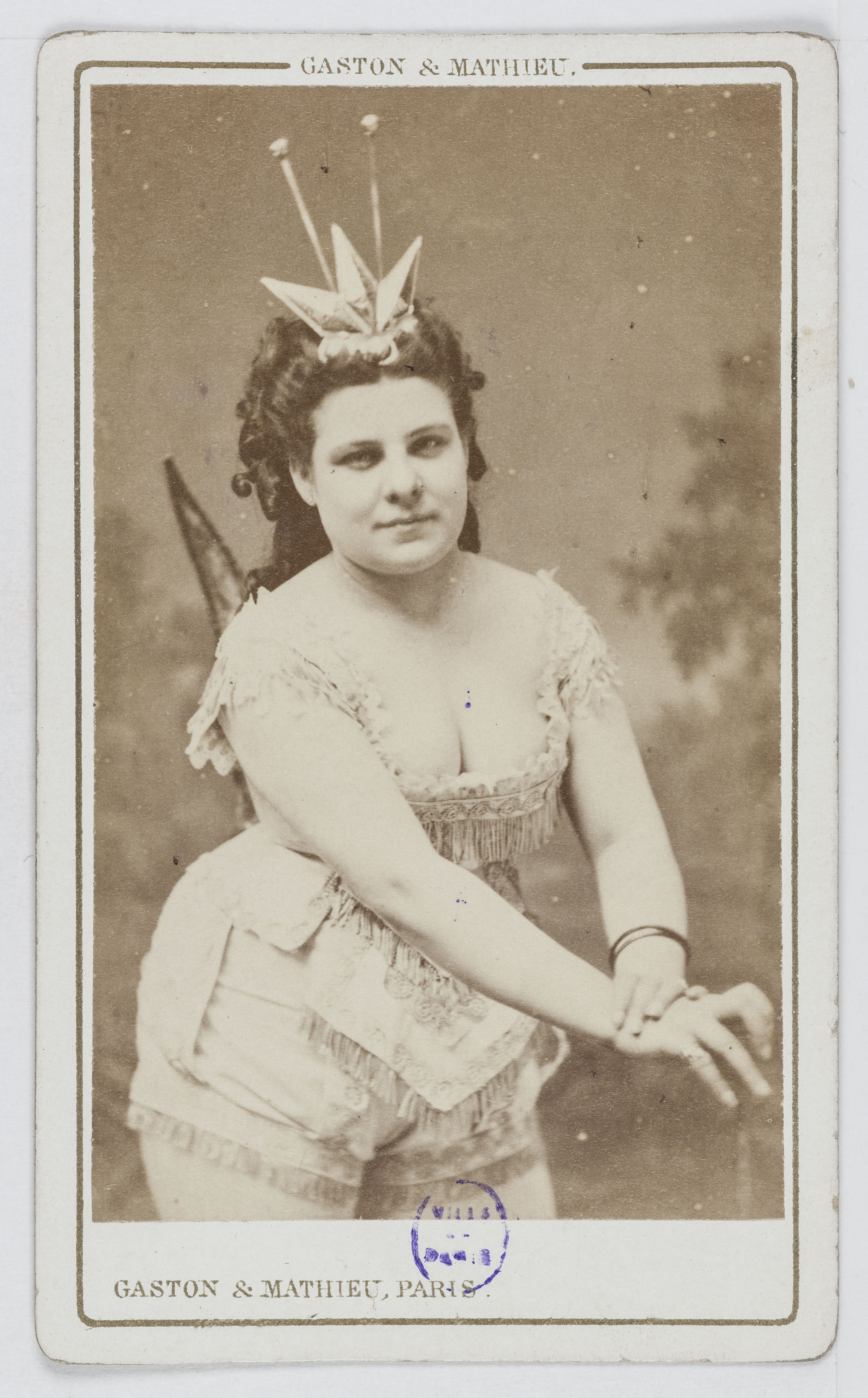 Gaston & Mathieu, Portrait de Taigny, actrice au Théâtre des Délassements et au Théâtre des Menus Plaisirs en 1872.