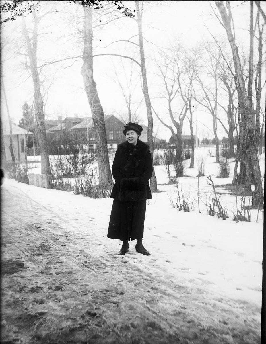 Skötsner-Edhlund, Woman in Winter Clothes, Stora Nygan, Östhammar, Uppland