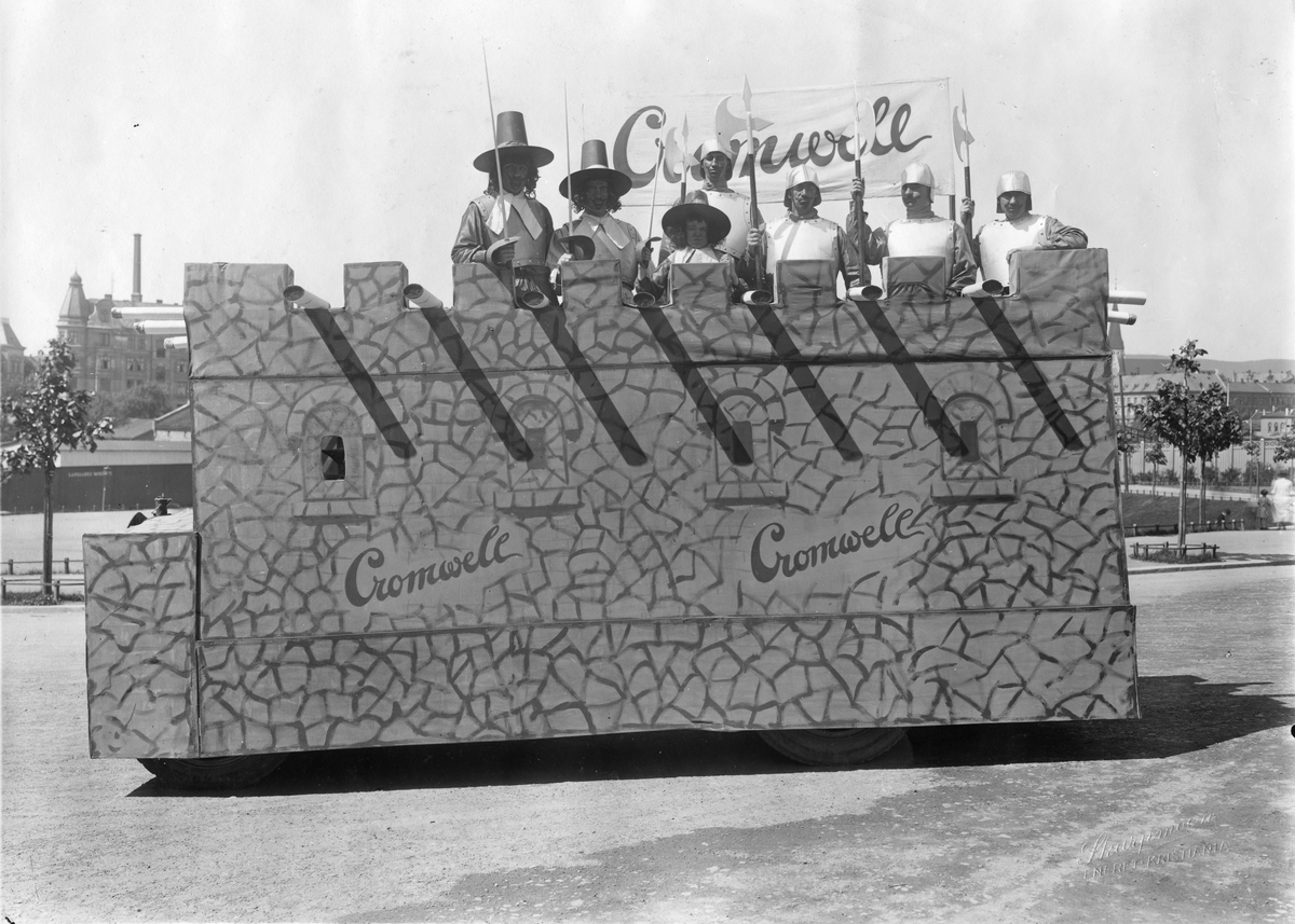 Narve Skarpmoen, Kjøretøy fra et reklameopptog høsten 1926 med flere menn utkledde til riddere. Reklame for Cromwell sigaretter.
