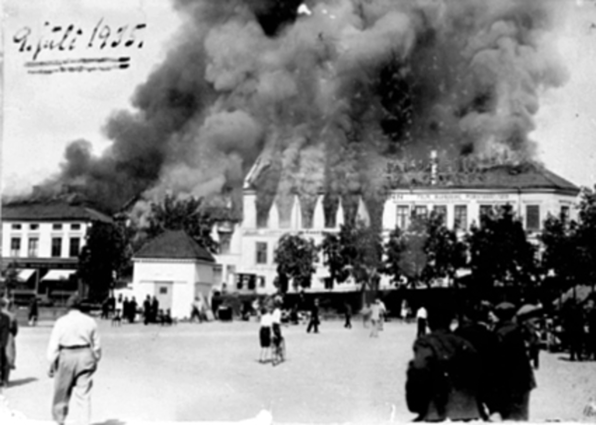 Anno Domkirkeodden, BRANN PÅ ØSTRE TORG DEN 09. 07, 1935, (POSTHUSGÅRDEN), MYE FOLK.