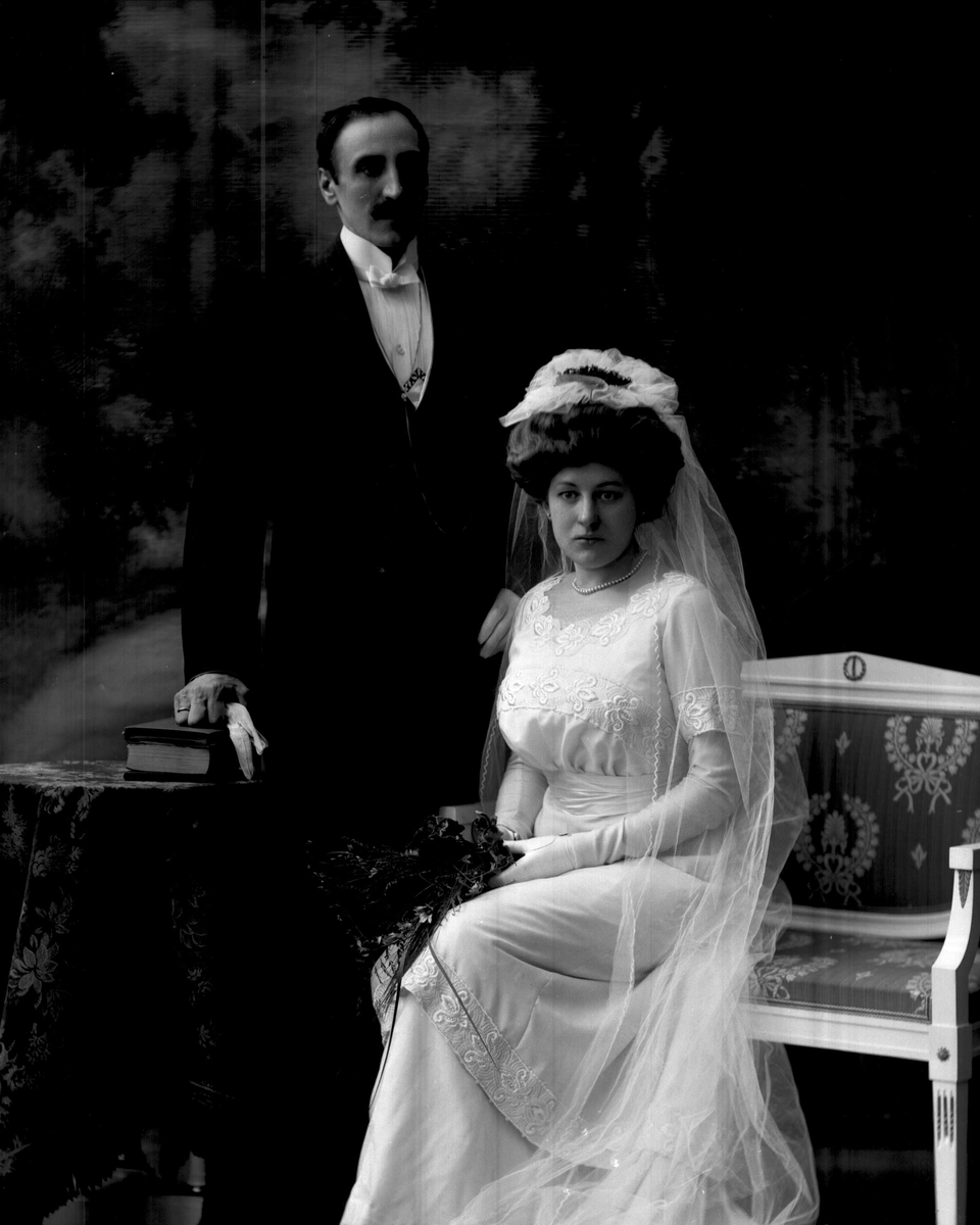 Gustav Borgen, Gruppeportrett, bryllupsbilde. Fritz Albrecht Wilhelm Grevelius Holland og hans kone Hulda Sophie Thorsen.