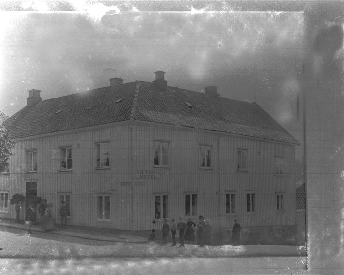 Gustav Borgen, Avfotografering. Mennesker utenfor stort trehotell, Victoria hotel.