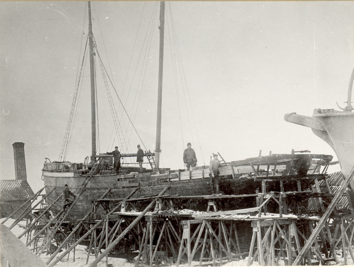 Okänd fotograf,, Frej. S/S Frej av Vånevik, byggd i Oskarshamn 1876. Tillhör 1885, 1895 C. J. Sylvander, Vånevik. Saknas 1910. Foto kring 1900, på slip vid Kalmar varv. Kalmar Sjöfartsförening 603.