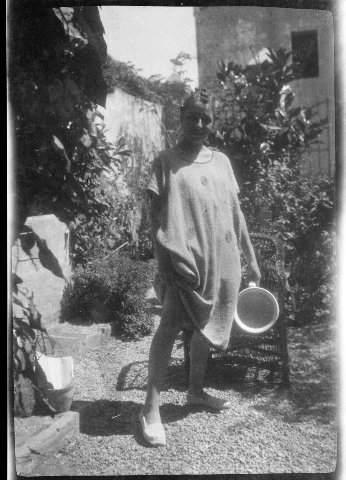 Desconegut, [Portrait of a girl in a garden]