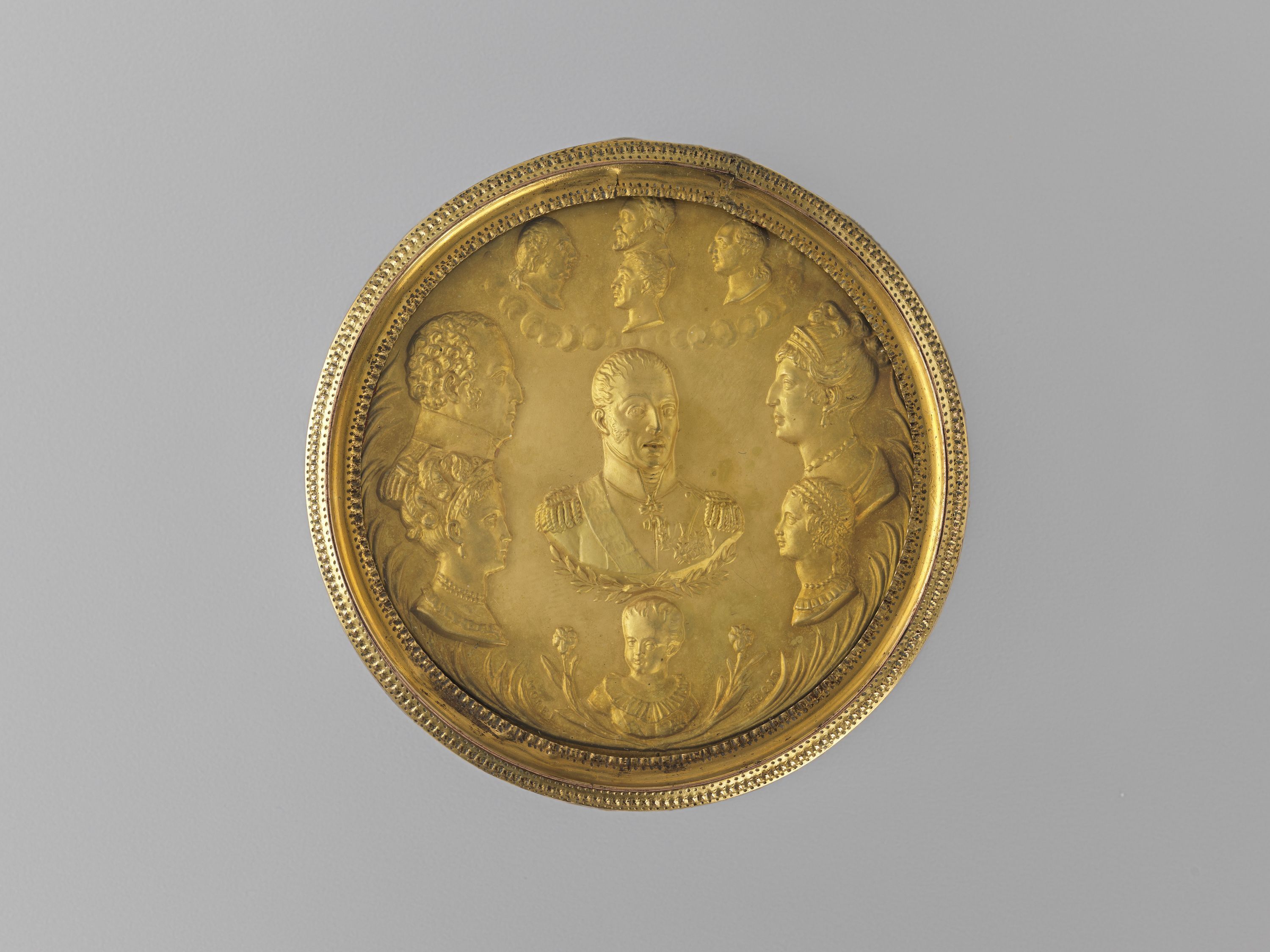 Anonyme, Tabatière montrant six portraits de la famille royale sous Charles X et de 4 anciens rois de France