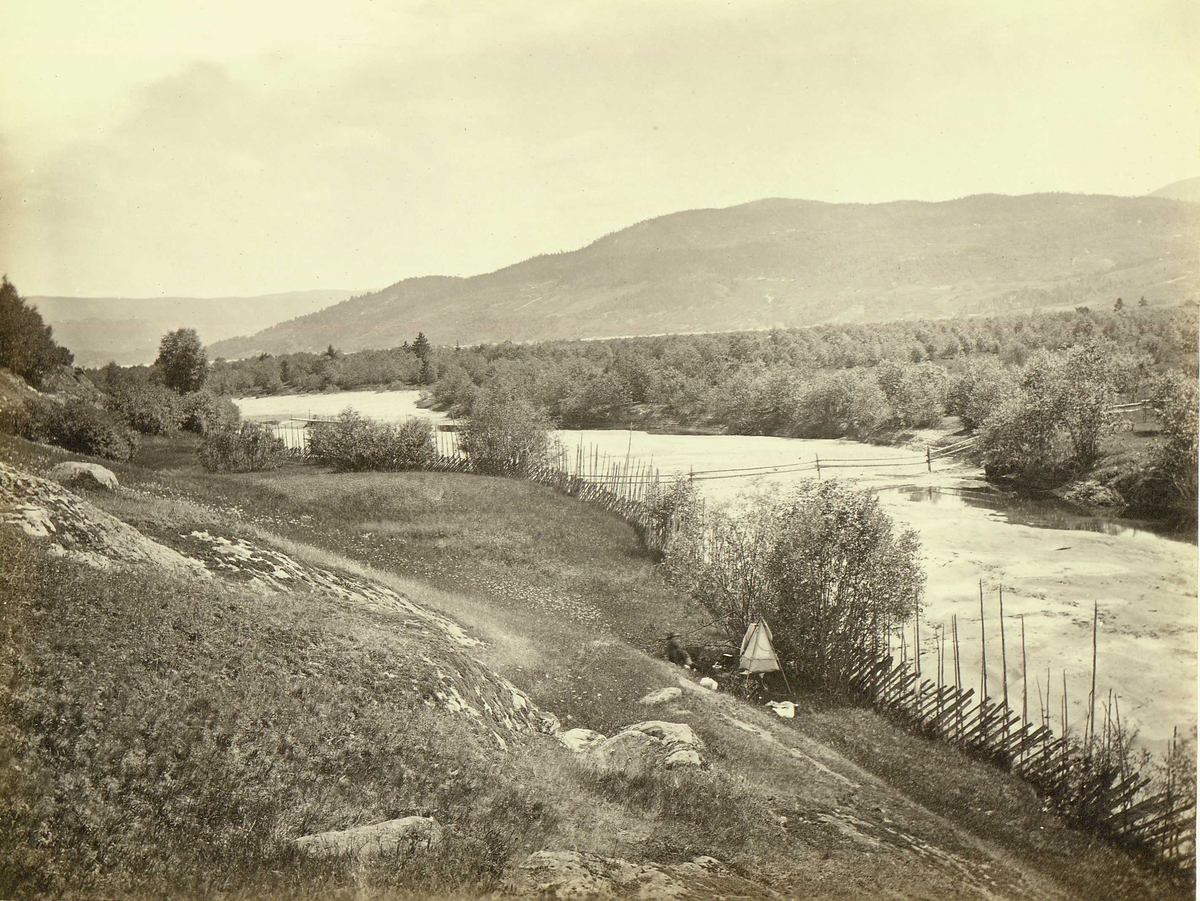 Henry Rosling, Landskap, Heddal, Notodden, Telemark. Elveparti med bro. Fra serie norske landskapsfotografier tatt av den engelske fotografen Henry Rosling (1828-1911).