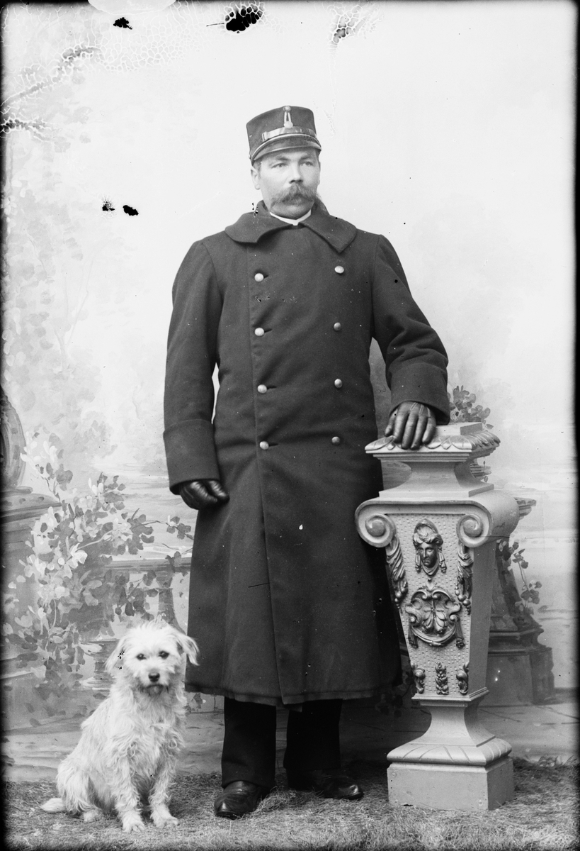 Skötsner-Edhlund, Ateljé portrait - man in uniform with dog, Östhammar, Uppland