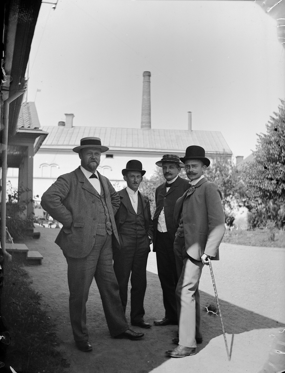 Carl Liljefors, Doktor E. Larsson, John Möllersvärd, Adolf Hedrén och Ernst Engstrand vid Kallbadhuset, kvarteret Heimdal, Svartbäcksgatan, Uppsala 1900 - 1901