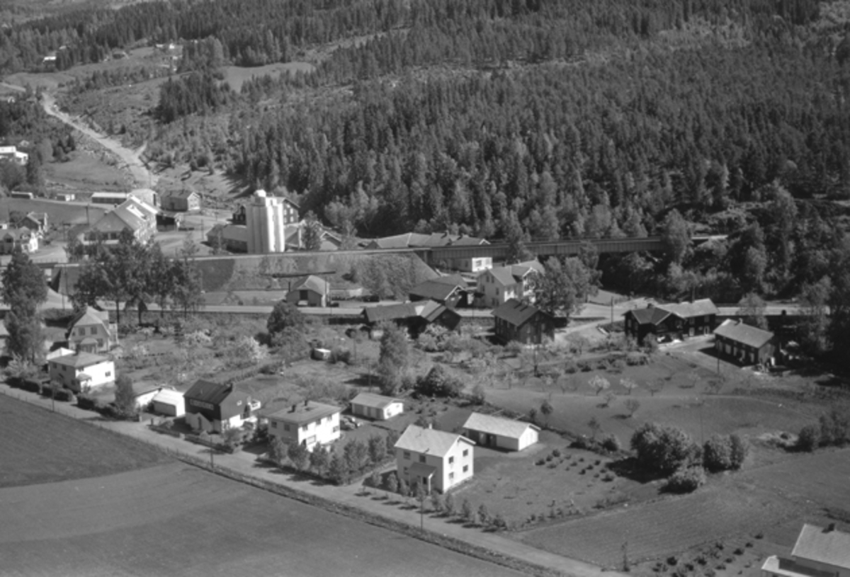 Widerøes Flyveselskap A/S, Flyfoto av bebyggelse ved Idrettsvegen, Moelv, Ringsaker.