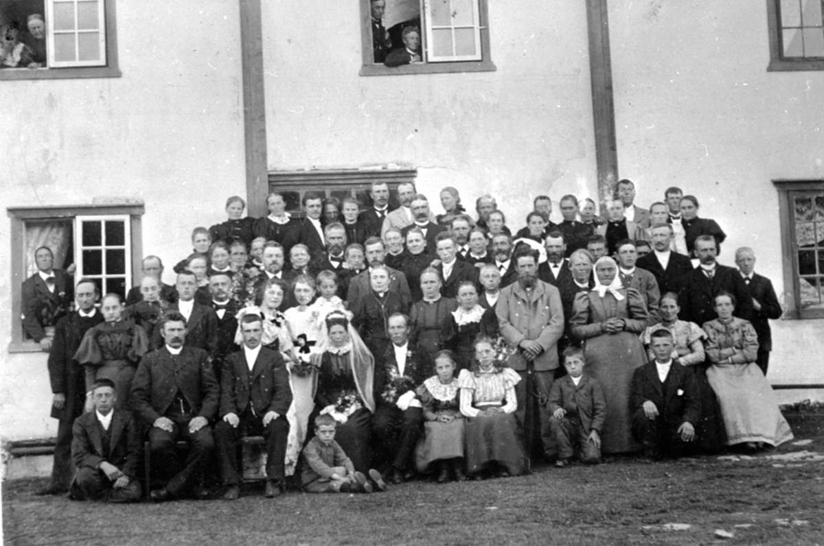 Anno Domkirkeodden, Brudeparet Otilie Fjeld og Kristian Bratberg sammen med sine bryllupsgjester foran hovedbygningen på Fjell.