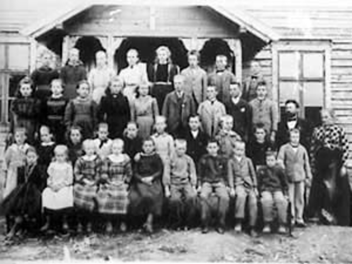 Anno Domkirkeodden, AASEN SKOLE, SKOLEFOTO, KLASSEBILDE, SKOLEELEVER MED LÆRER 1899-1900. 1. REKKE F. V ANNA DILLERUDSTUEN, SIGNE KLAFSTADBAKKEN, NORA LILLEHAGEN, OTTINE LILLEHAGEN, KJERSTI BEKK, EDVARD BEKK, HELMER LUNDSBAKKEN, SIGVARD DILLERUDSTUEN, IVAR LUNDSBAKKEN. 2. REKKE F. V. HOLTSTUEN, PETRA? NEDRE ÅSEN, MILL…