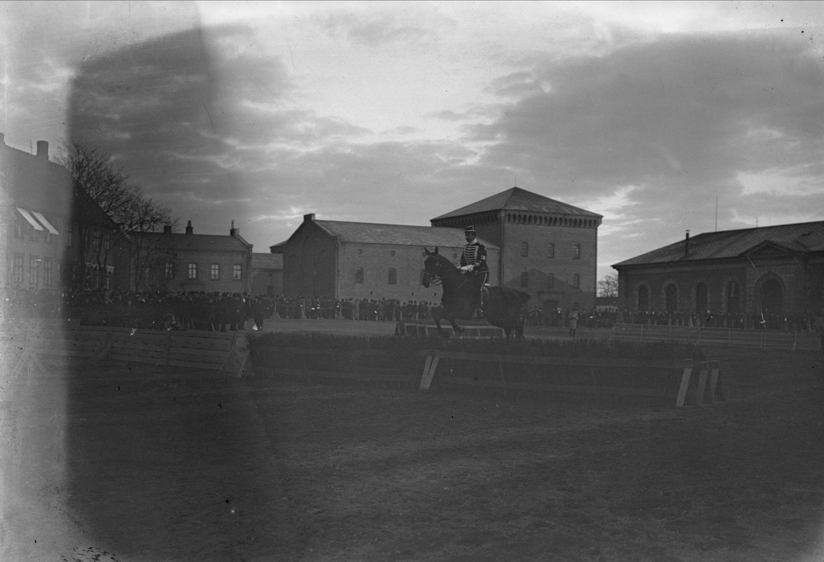 Gustav Borgen, Festningsplassen Akershus festning, Oslo. Militær rideoppvisning.