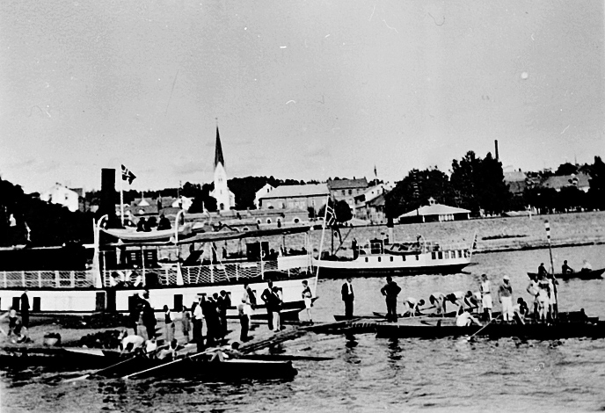 Anno Domkirkeodden, ROKLUBBEN, ROBÅTER, HAMAR BRYGGE, 2 DAMPBÅTER, MYE FOLK.