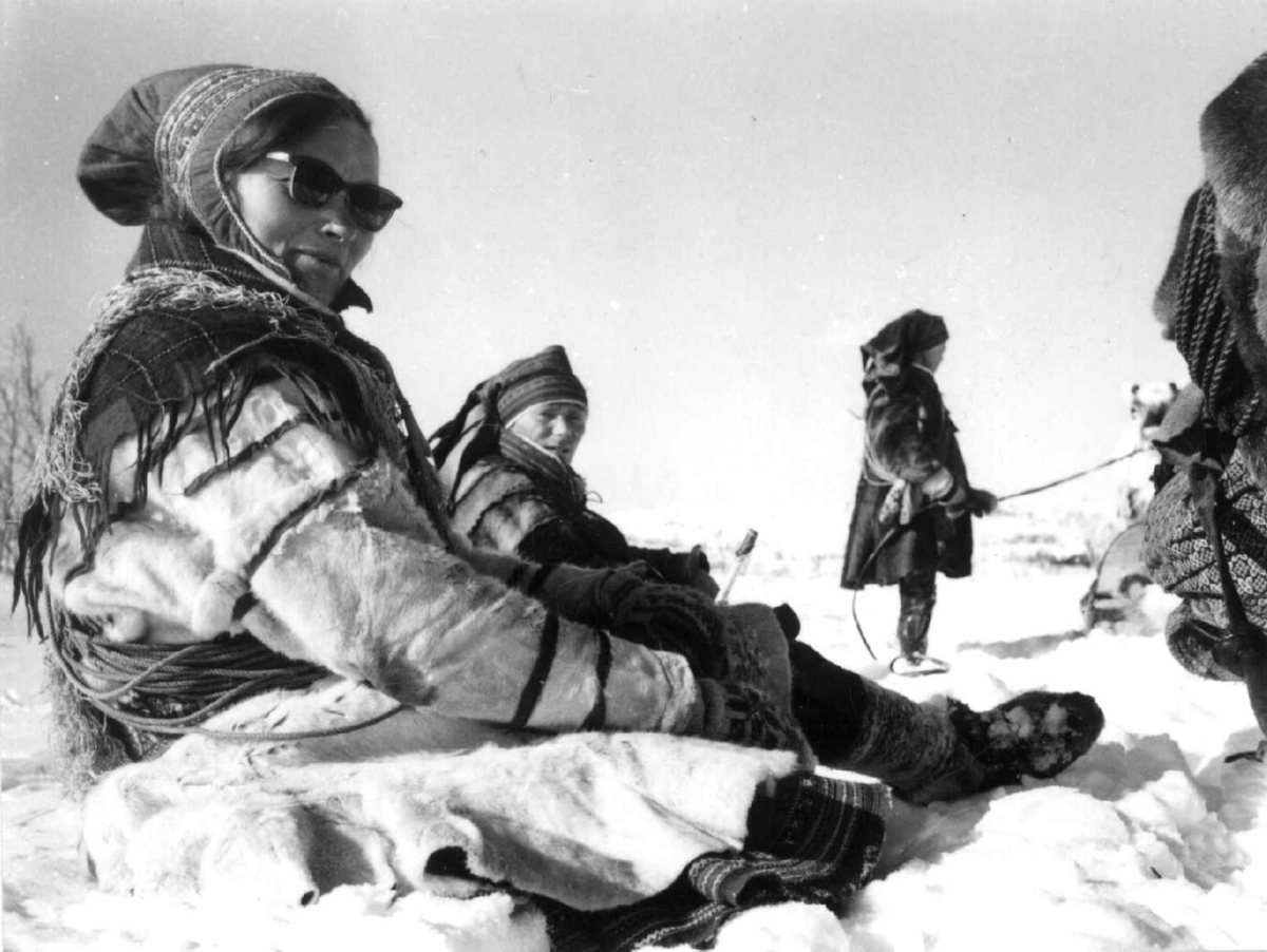 Virginia Raymond Davidson, Kautokeinodrakt. Familien Sara uder vårflyttingen. Finnmark 1958.