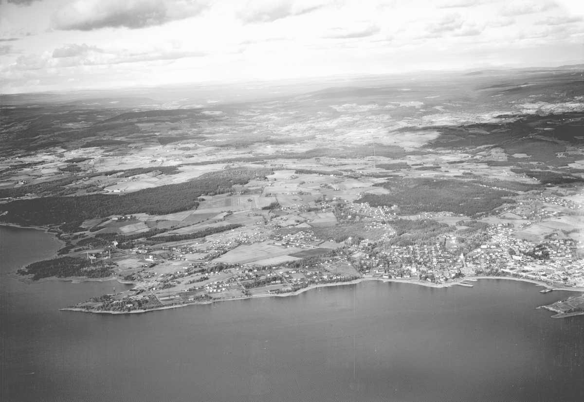 Widerøes Flyveselskap A/S, FLYFOTO STOR OVERSIKT OVER BYEN FRA HAMARBUKTA OG DOMKIRKEODDEN MOT FURNES